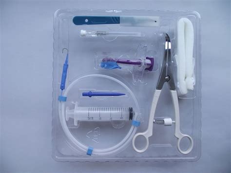 Kit per tracheostomia con i suoi componenti