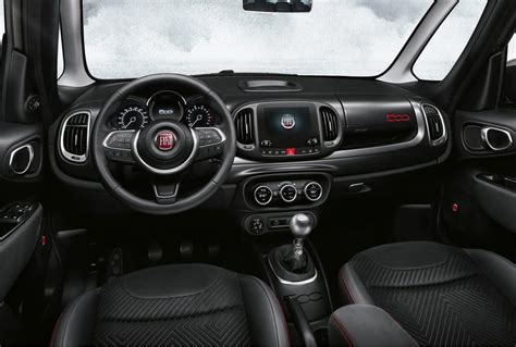 Interni della Fiat 500L con divano posteriore scorrevole