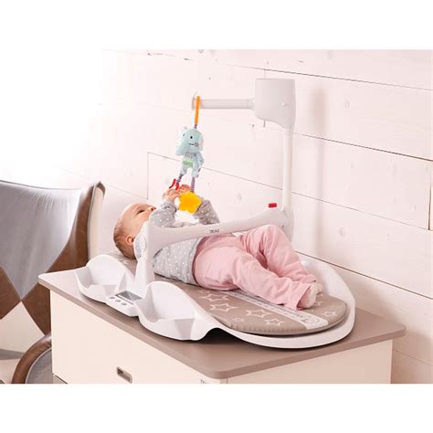 Tavolo fasciatoio con materassino e neonato