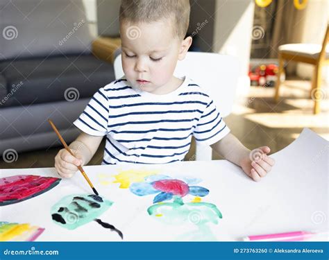 Bambino che disegna ricordi
