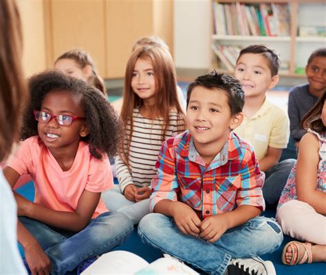 bambini che ascoltano adulti che parlano