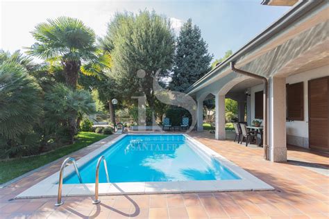 Vista aerea di una villa con piscina vicino alla costa di Alghero