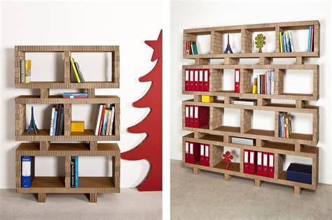 scaffalatura creativa realizzata con cartone riciclato e decorata
