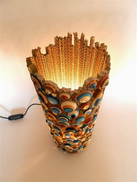 esempio di lampada di design realizzata interamente con cartone tagliato a laser