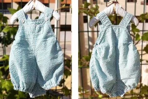 bambino in tutina estiva in cotone