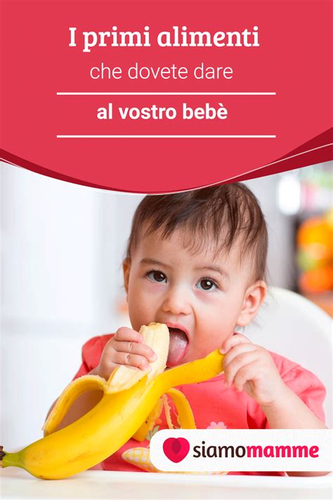 illustrazione di un neonato che esplora i primi alimenti solidi in un ambiente familiare sereno