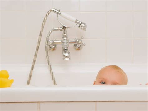 bambino con pupazzo nella vasca