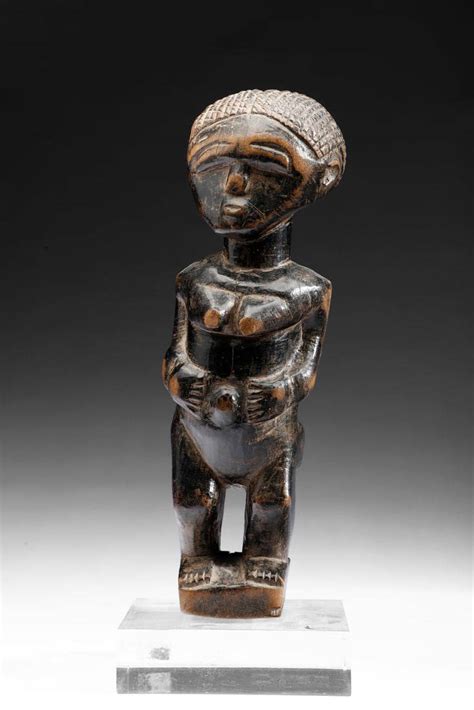 Dettaglio di scultura Ashanti Ghana: madre con seno largo e bambino
