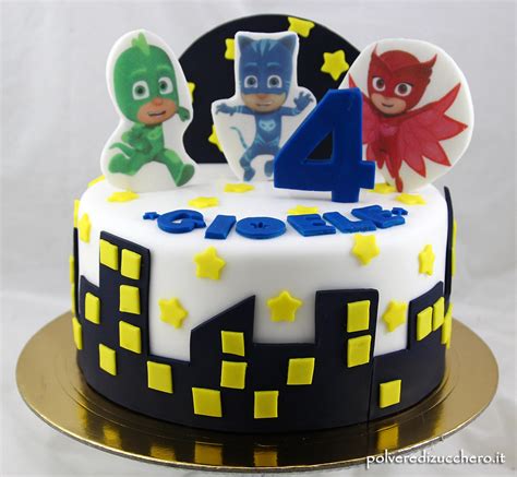 Torta decorata con personaggi in pasta di zucchero