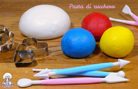 Ingredienti e strumenti per la pasta di zucchero
