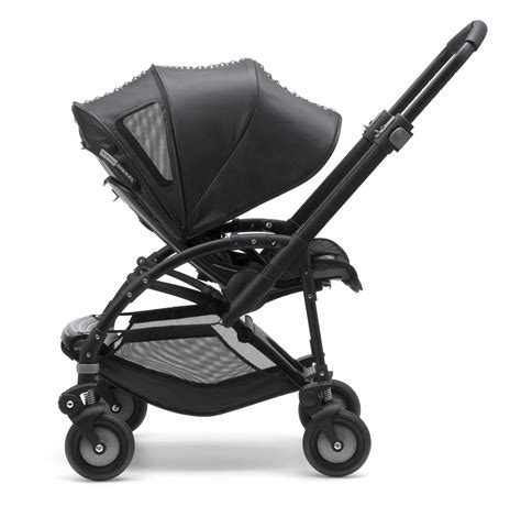Genitori con il passeggino Bugaboo Bee3 by Diesel Rock in un contesto urbano