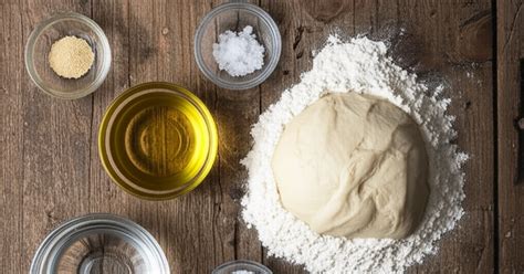 Materiali disposti ordinatamente su un tavolo per la preparazione della torta