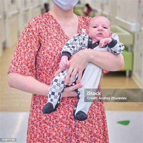 Donna piangente con un bambino in braccio