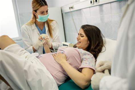 Ostetriche che assistono una nascita