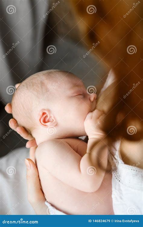 Neonato che allatta al seno