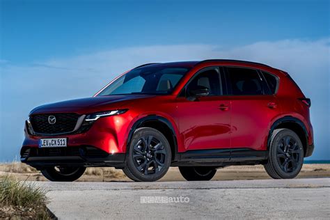 Veduta frontale e laterale della nuova Mazda CX-5 in un contesto urbano