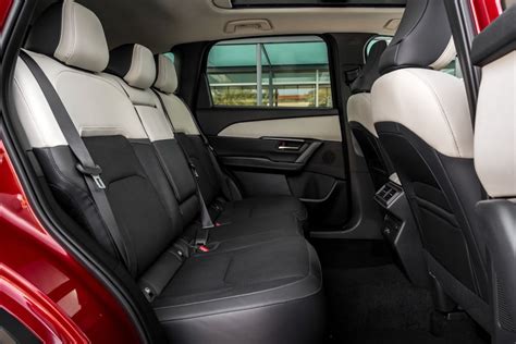 Dettaglio del divano posteriore della Mazda CX-5 con configurazione spaziosa