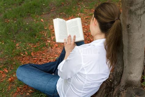 Una donna incinta che legge un libro in un ambiente sereno e accogliente