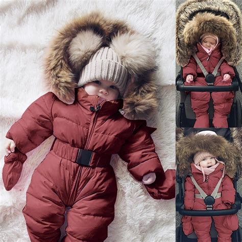 Bambino con tuta invernale in passeggino