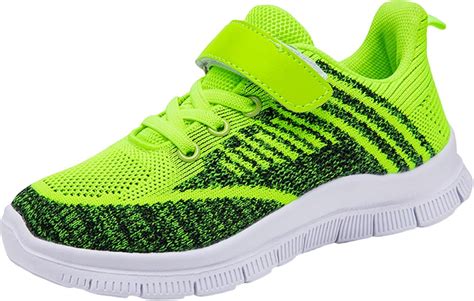 Diverse tipologie di scarpe sportive per bambini