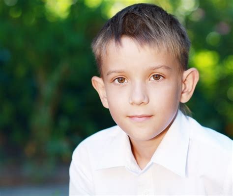 Bambino di 10 anni che si sistema la maglietta sportiva