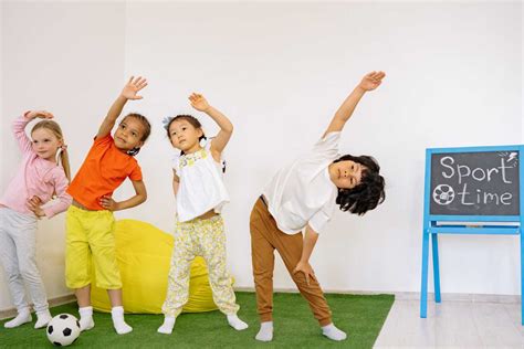 Bambini che fanno sport estivo all'aperto