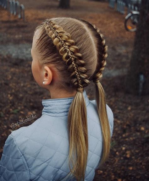 Bambina con trecce elaborate