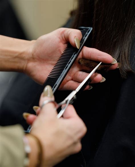 Illustrazione dei passaggi per tagliare i capelli a casa