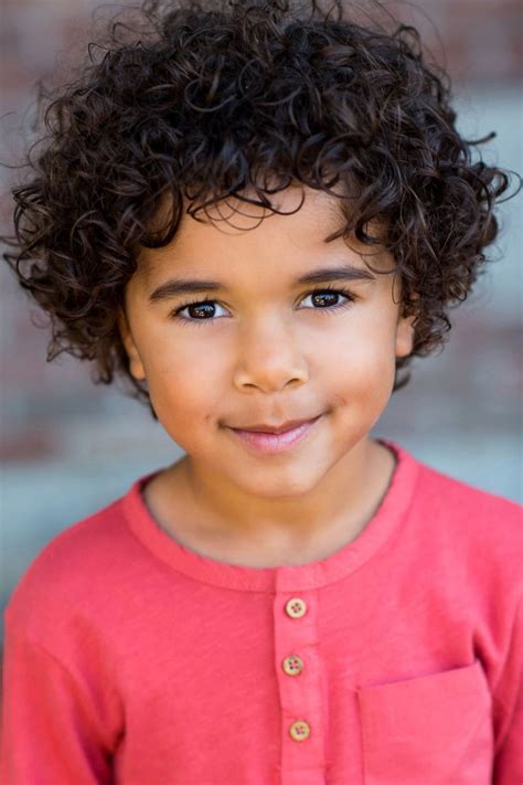 Bambina con capelli ricci ben definiti