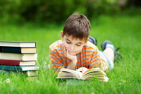 Bambino che legge un libro con un lupo