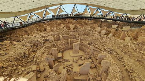 Veduta panoramica del sito di Göbekli Tepe con le sue strutture circolari protette