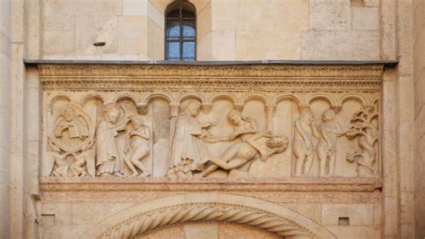 Dettaglio dei bassorilievi zoomorfi scolpiti sui pilastri di pietra calcarea