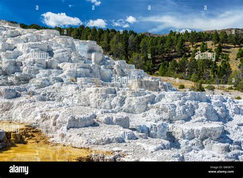 Veduta d'insieme delle terrazze di travertino di Hierapolis, unendo meraviglia naturale e storica