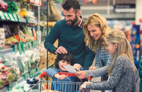 Famiglia che fa shopping in un supermercato Conad