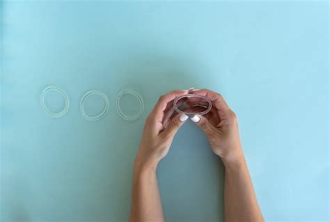 Donna che tiene in mano un dispositivo contraccettivo