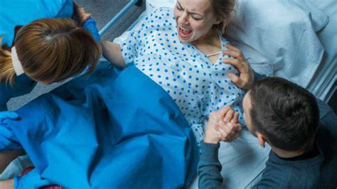 Donna in sala parto con epidurale