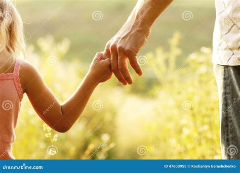 immagine di un genitore che interagisce serenamente con il bambino durante il cambio