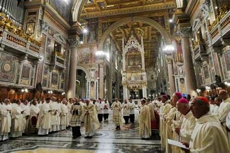 Antica chiesa toscana durante una funzione religiosa
