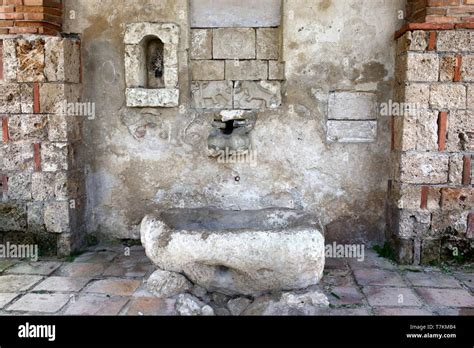 Antico pozzo in pietra in un borgo rurale toscano