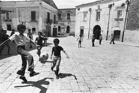 Bambini che giocano in una piazza storica toscana