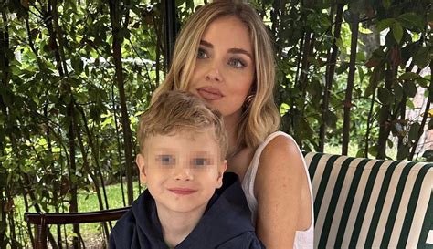 Leone Lucia Ferragni in braccio alla madre durante la cerimonia