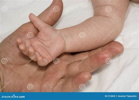 Famiglia con bambino in braccio