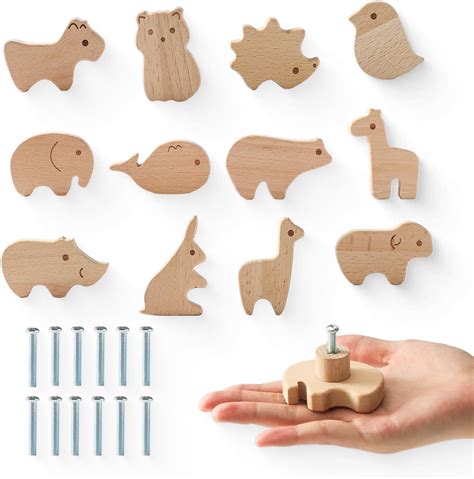 Dettaglio dei pomelli e delle finiture di un mobile di design per bambini