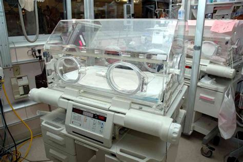 Neonata in incubatrice per prematurità