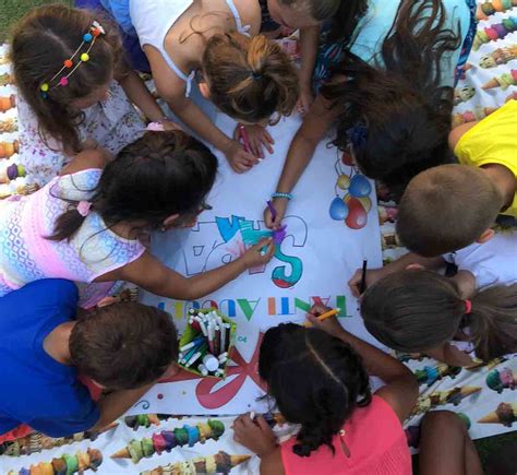 bambini che decorano un'aula scolastica per il Carnevale con colori vivaci