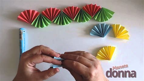 ghirlanda di carta a ventaglio colorata appesa in una stanza