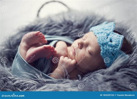 Bambino neonato che sorride in una coperta blu con elementi di scrapbooking