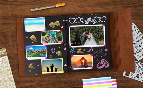 Pagine di un album scrapbooking decorate con adesivi, nastri e foto