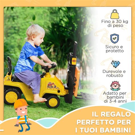 Bambino che gioca con un'auto cavalcabile multifunzione