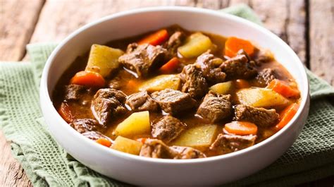 preparazione di uno stufato di carne in pentola con bordi alti